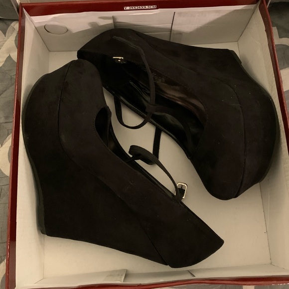 Breckelles Mary-Jane T-Strap Wedge Platform - Picture 1 of 5